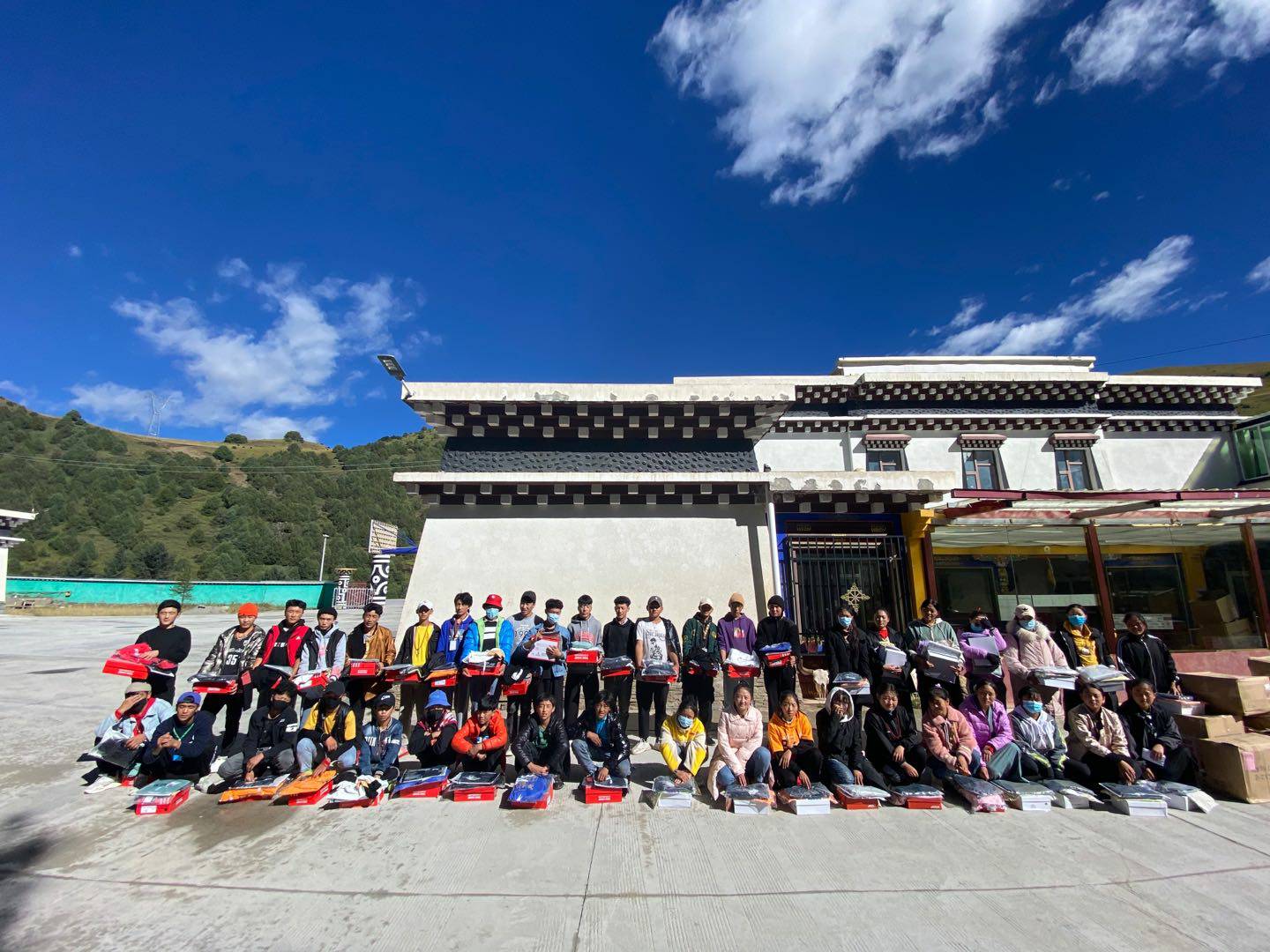 米兰app入口站官网-米兰(中国)公益回顾丨家国同欢月同圆 温暖满载甘孜州(图8)